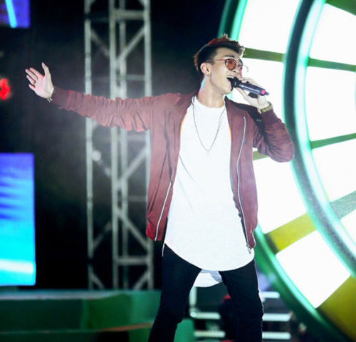 Hàng ngàn sinh viên chen nhau tiếp cận Sơn Tùng - 7