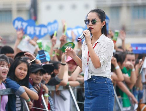 Hàng ngàn sinh viên chen nhau tiếp cận Sơn Tùng - 10