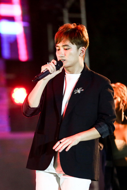 Hàng ngàn sinh viên chen nhau tiếp cận Sơn Tùng - 8