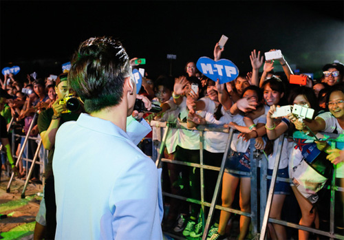 Hàng ngàn sinh viên chen nhau tiếp cận Sơn Tùng - 2