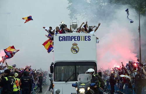 Thầy trò Zidane trở về Madrid, mở hội cùng biển người - 3