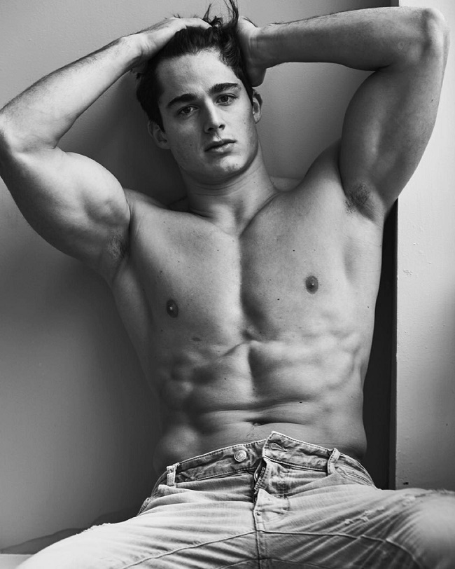 Đầu tiên phải đề cập tới người mẫu nam Pietro Boselli. Anh sinh năm 1988, tại Negrar, Ý. Boselli vốn được biết đến với danh hiệu "thầy giáo dạy toán gợi cảm nhất hành tinh".