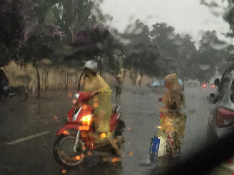 Cô gái dừng xe giữa trời mưa lớn mặc áo mưa cho cụ già - 4