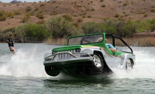 1. WaterCar Panther. Là một phương tiện đổ bộ lội nước do WaterCar tại California (Mỹ ), Panther thực sự không khác gì chiếc xuồng cao tốc và được đánh giá là mẫu xe hơi lội nước nhanh nhất thế giới. Trong thực tế, Panther có khả năng chạy trên đường với vận tốc 201 km/h và có thể lội nước với vận tốc 96 km/h. Xe có khung gầm nhẹ làm bằng loại thép pha crôm. Kiểu cách của xe giống như chiếc SUV. Nó thậm chí còn có thể chạy trên cả cát và bùn lầy.