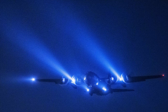 Máy bay vận tải C-130 Hercules của Phi đội Không vận số 36 thực hiện sứ mệnh bay đêm trên căn cứ không quân Yokota, Nhật Bản.