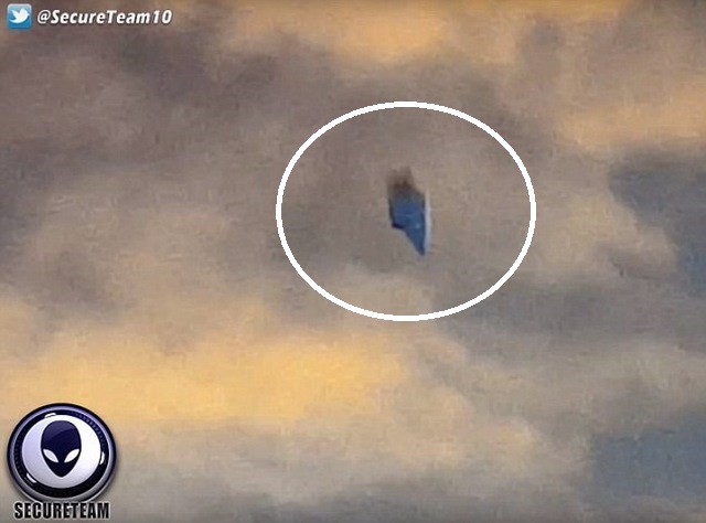 UFO hình thù kì dị lơ lửng trên bầu trời Mỹ - 1