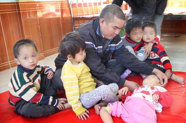 Hai “lão khùng” nhận nuôi hàng trăm người điên, tàn tật - 1