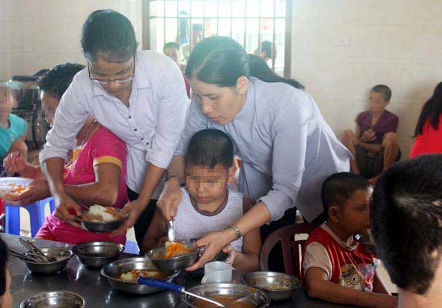 Hai “lão khùng” nhận nuôi hàng trăm người điên, tàn tật - 4