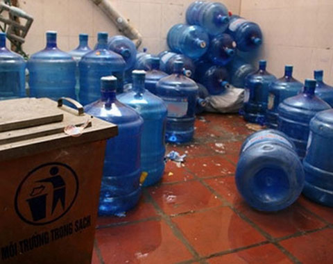 Bình nước lọc tẩy bằng axit: Dân văn phòng, phụ huynh hoang mang - 1