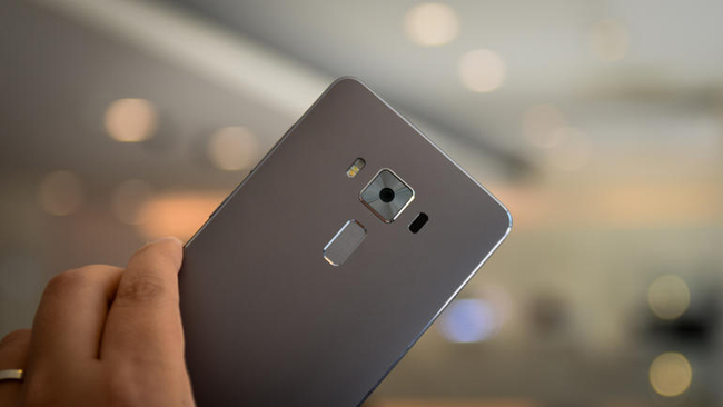 ZenFone 3 Deluxe là phiên bản sở hữu cấu hình cao cấp nhất trong bộ 3 sản phẩm với thiết kế nhôm nguyên khối với dải ăng-ten biến mất ở mặt lưng giúp nó trở nên thanh thoát hơn.