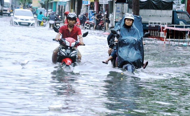 Mưa một giờ, đường phố Sài Gòn ngập khủng khiếp - 3