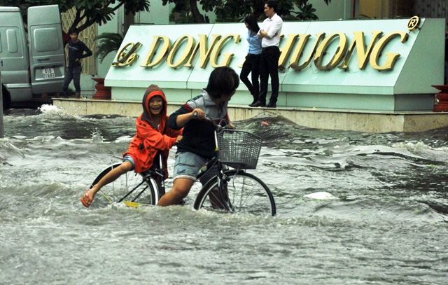 Mưa một giờ, đường phố Sài Gòn ngập khủng khiếp - 8