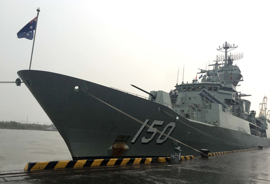 Tàu hải quân Úc đội mưa gió đến TP HCM - 1