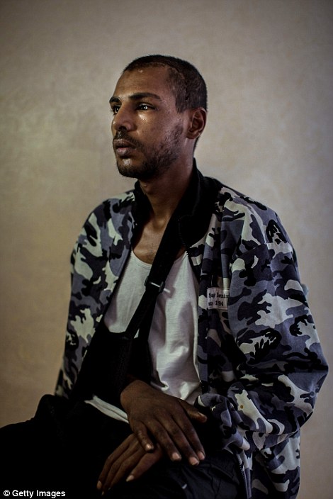 Ảnh nạn nhân của IS chụp sau khi bị tra tấn, "dính" đạn - 4