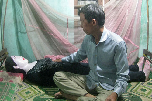 Gặp người đàn ông từng ăn ngủ bên thi thể vợ - 2
