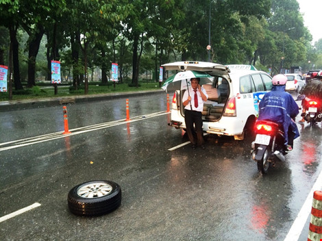 Taxi rớt bánh khi chở 7 người đến sân bay Tân Sơn Nhất - 1