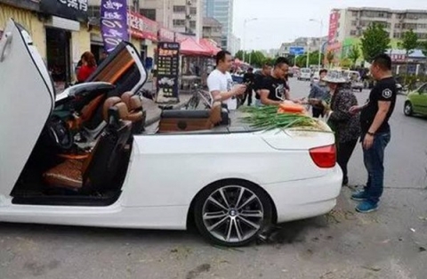 Đại gia TQ lái BMW mui trần đi bán hành ngoài phố - 1