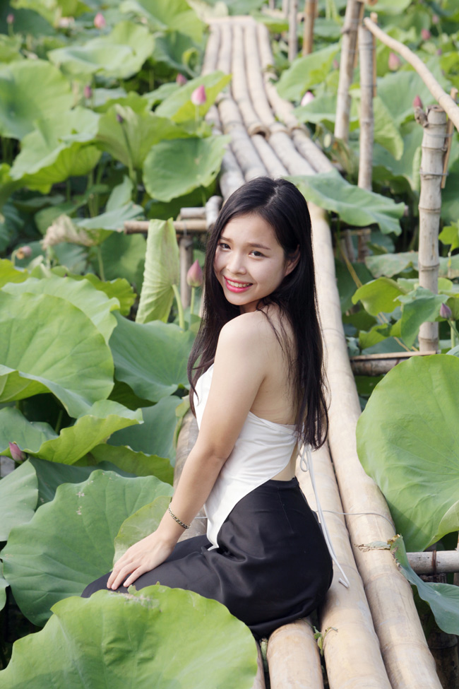 Mùa hè là thời điểm các cô gái Hà Nội đổ xô tới các đầm sen để ghi lại những khoảnh khắc đẹp nhất của mình. 