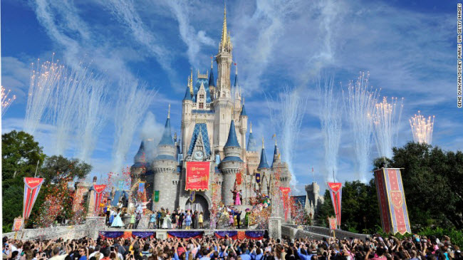 Nằm trong tổ hợp Walt Disney World tại bang Florida (Mỹ), Magic Kingdom là công viên giải trí được yêu thích nhất thế giới. Có hơn 20,4 triệu lượt du khách đã tới đây trong năm 2015, tăng 6% so với năm 2014.