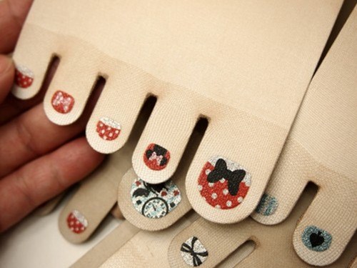 Thiếu nữ Nhật rộ mốt đeo tất gắn nail màu mè - 3