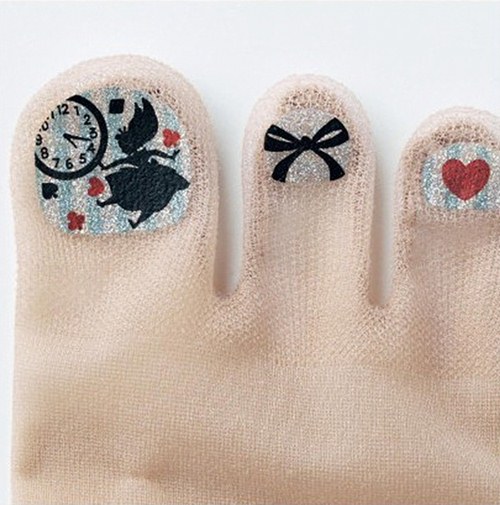 Thiếu nữ Nhật rộ mốt đeo tất gắn nail màu mè - 5