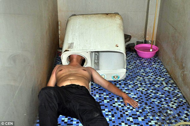 Thanh niên Trung Quốc bị máy giặt &#34;nuốt&#34; đầu - 1
