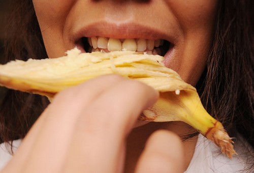 Tẩy trắng răng bằng thực phẩm có sẵn trong nhà - 1