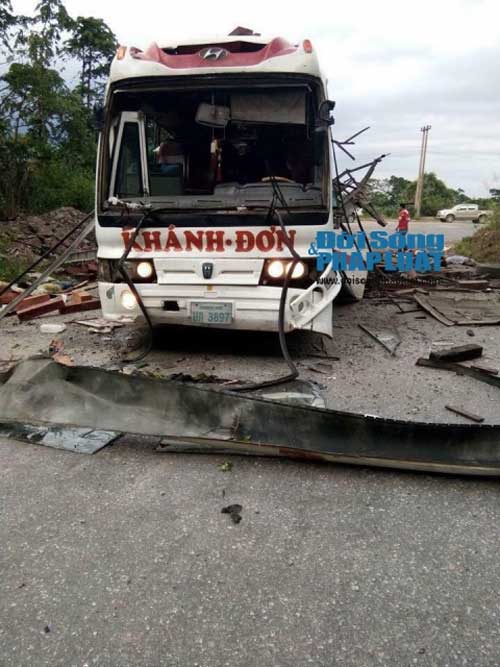 Hiện trường vụ nổ xe khách làm 9 người Việt chết ở Lào - 1