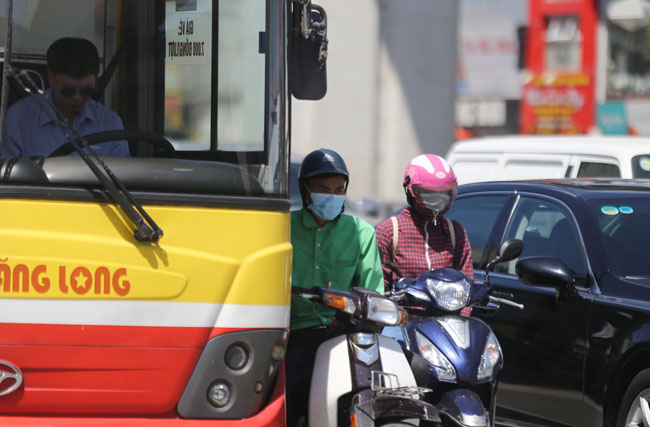Người HN ngủ đường hầm, &#34;nép bóng&#34; ô tô trốn nắng 40 độ - 5