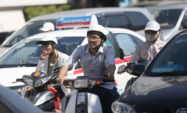 Người HN ngủ đường hầm, &#34;nép bóng&#34; ô tô trốn nắng 40 độ - 4