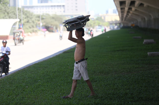 Người HN ngủ đường hầm, &#34;nép bóng&#34; ô tô trốn nắng 40 độ - 10