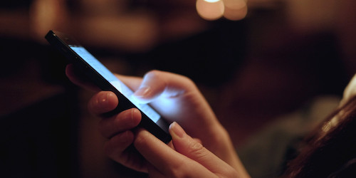 Ánh sáng xanh từ màn hình smartphone có thể gây &#34;đại dịch&#34; - 1