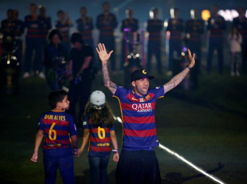 Dani Alves rời Barca