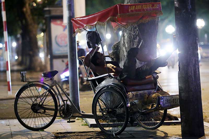 Người Thủ đô ra vỉa hè ngủ giữa đêm hè nóng 40 độ C - 10
