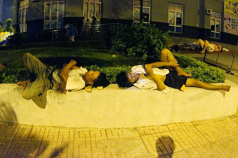Người Thủ đô ra vỉa hè ngủ giữa đêm hè nóng 40 độ C - 11