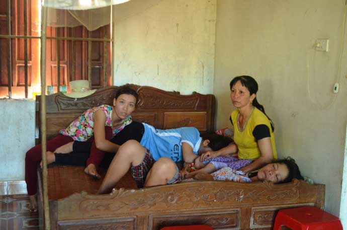 Nổ xe khách ở Lào - Mẹ già, vợ trẻ chờ các anh về gặt lúa
