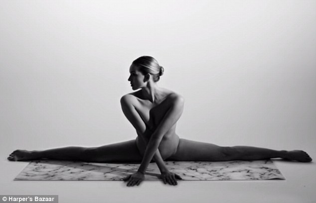 Cô gái Mỹ gây sốt vì khỏa thân tập yoga - 1