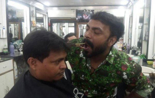 Chàng trai Ấn Độ trổ tài cắt tóc bằng miệng - 1