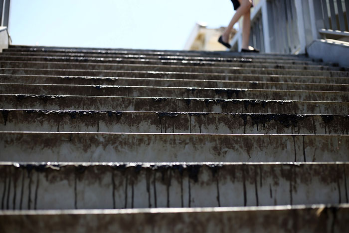 Hà Nội: Cầu đi bộ chảy nhựa vì nắng nóng - 1