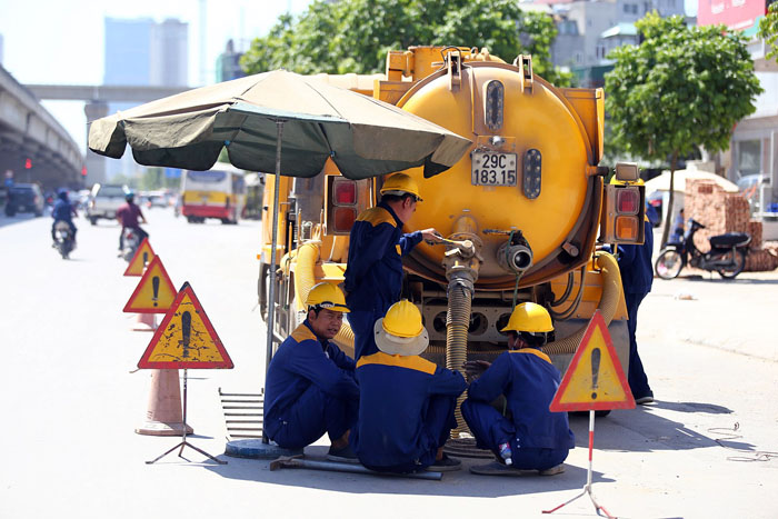 Hà Nội: Cầu đi bộ chảy nhựa vì nắng nóng - 9