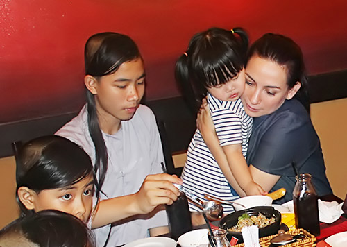 Phi Nhung về nước đón Tết thiếu nhi muộn cùng con nuôi - 2