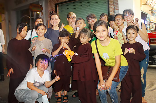 Phi Nhung về nước đón Tết thiếu nhi muộn cùng con nuôi - 3