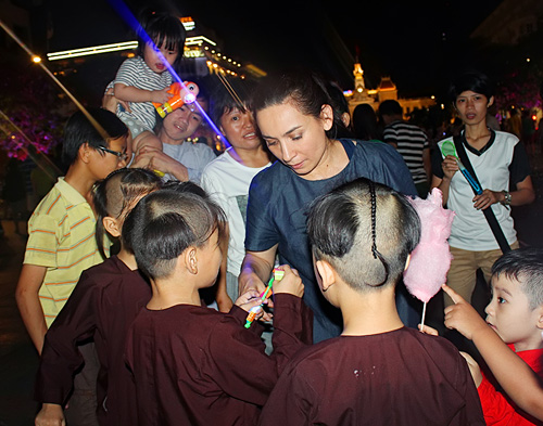 Phi Nhung về nước đón Tết thiếu nhi muộn cùng con nuôi - 4