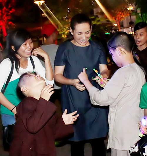 Phi Nhung về nước đón Tết thiếu nhi muộn cùng con nuôi - 5