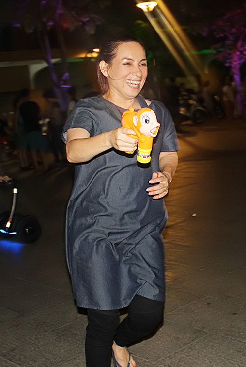 Phi Nhung về nước đón Tết thiếu nhi muộn cùng con nuôi - 6