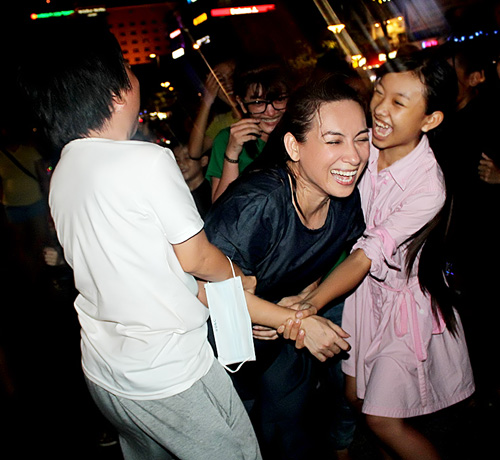 Phi Nhung về nước đón Tết thiếu nhi muộn cùng con nuôi - 8