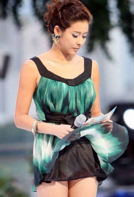 Những pha tốc váy khiến sao châu Á khó xử - 3