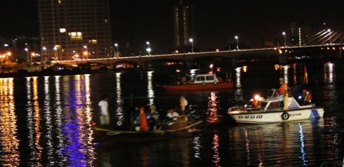 Tìm kiếm nạn nhân chìm tàu Sông Hàn - Trắng đêm cứu người