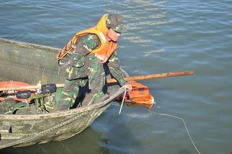 Nạn nhân vụ Chìm tàu Sông Hàn - Xem đặc công lặn tìm kiếm