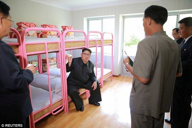 Kim Jong-un hào hứng ngồi giường tầng trẻ em - 2